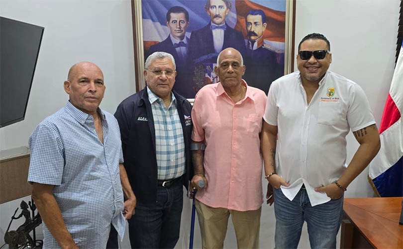 Leyenda del Fútbol Dominicano "Papi" Sosa Visita Moca para Impulsar el Deporte Juvenil