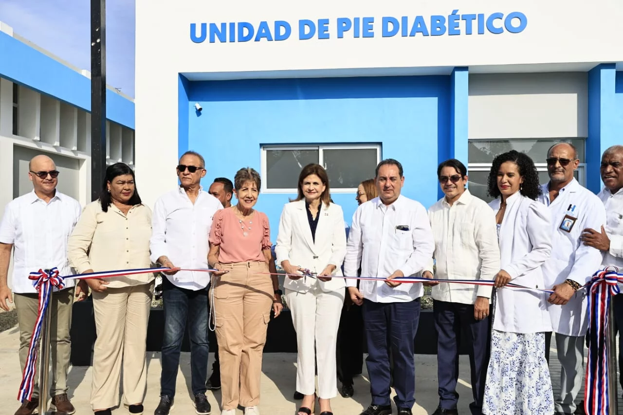 Raquel Peña entrega Unidad de Pie Diabético en Imbert