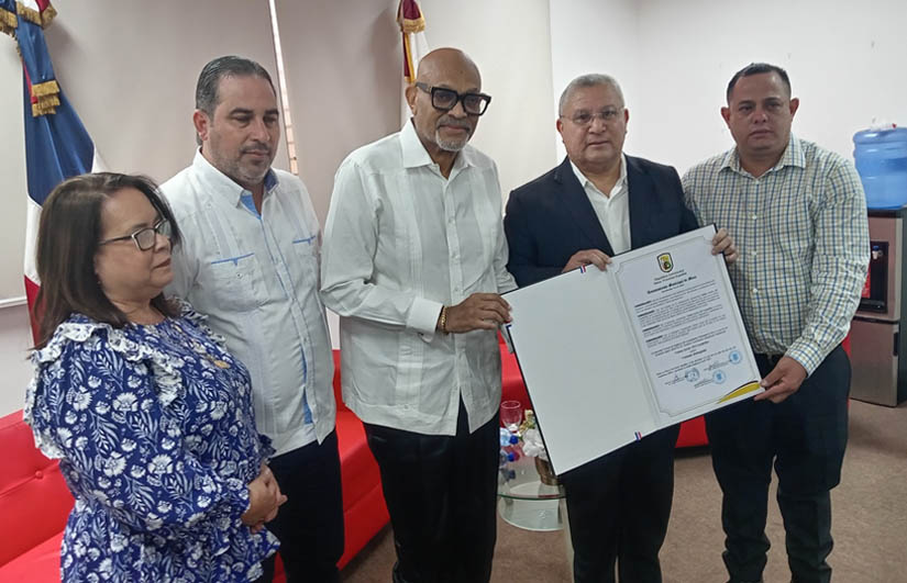 Ayuntamiento de Moca reconoce a Nelson Javier (El Cocodrilo)