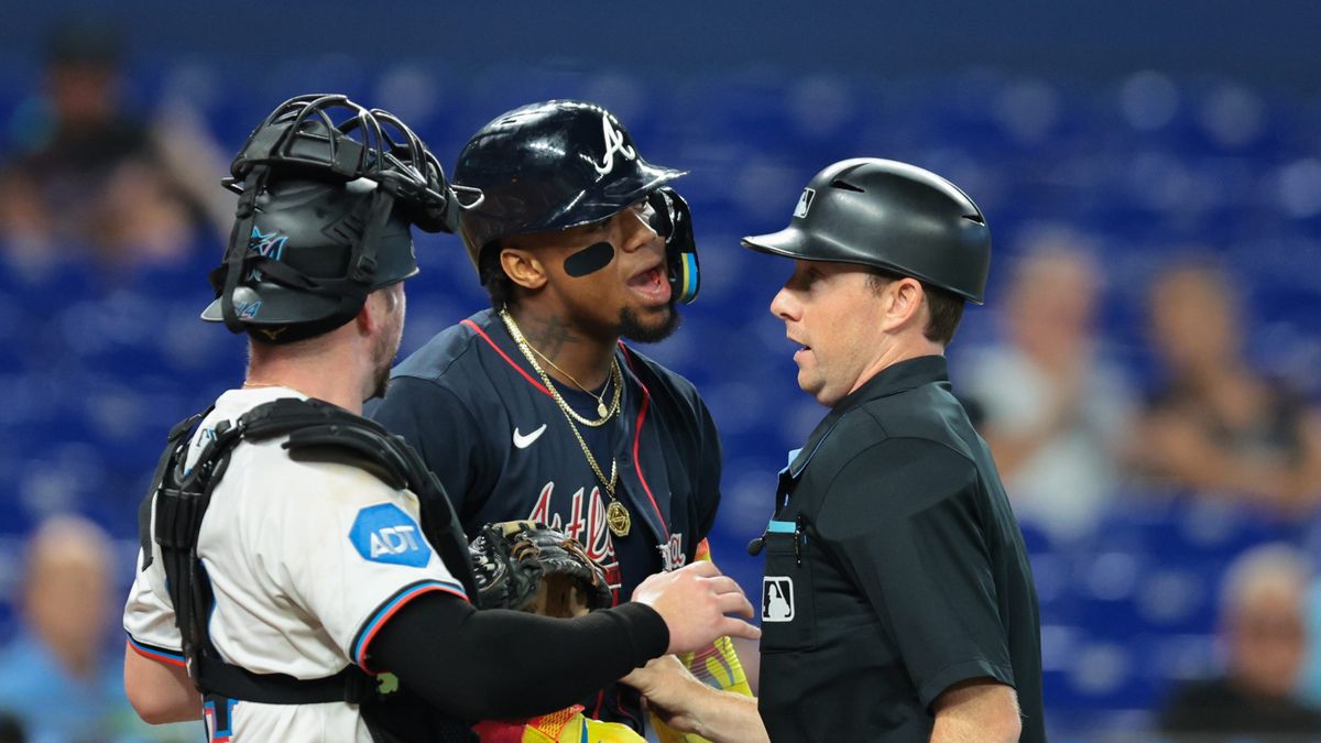 Se vacían las bancas en triunfo de Bravos sobre Marlins tras pelotazo a Ronald Acuña Jr.