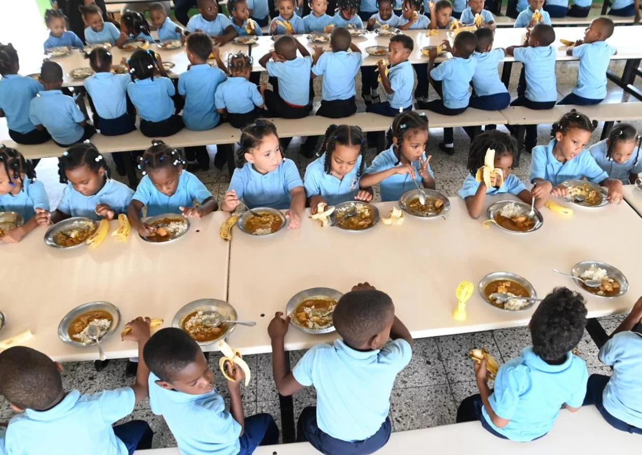 Empresas son investigadas por licitaciones en almuerzo escolar