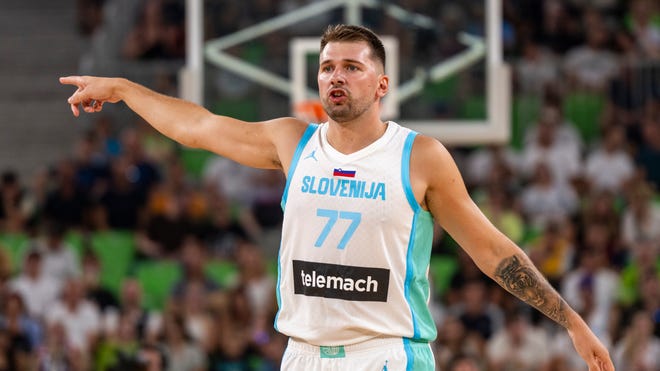 Luka Dončić recibe luz verde para jugar con Eslovenia tras susto en la rodilla