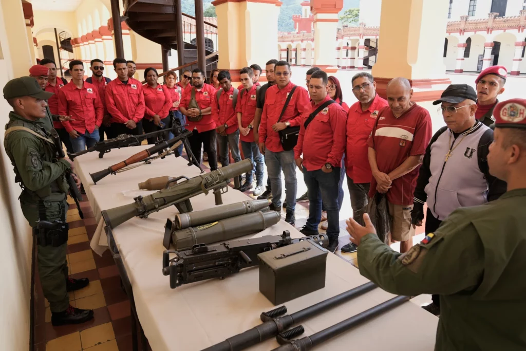 Venezolanos muestran su respaldo al llamado de adiestramiento militar de Maduro