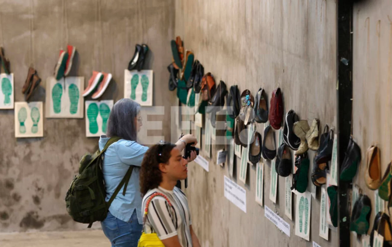 Con ‘huellas’ de zapatos, visibilizan desapariciones en México