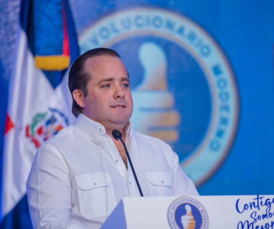 Gobierno entrega títulos de propiedad en Manzanillo y anuncia obras