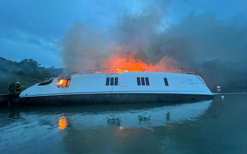 Embarcación tipo catamarán se incendia en Luperón Puerto Plata