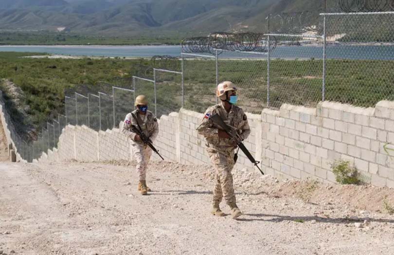 Turba de extranjeros enfrenta patrulla militar en frontera