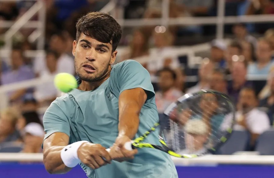 Alcaraz y Sinner avanzan a cuartos; Sabalenka aparta a Bouzas en otra jornada de lluvia