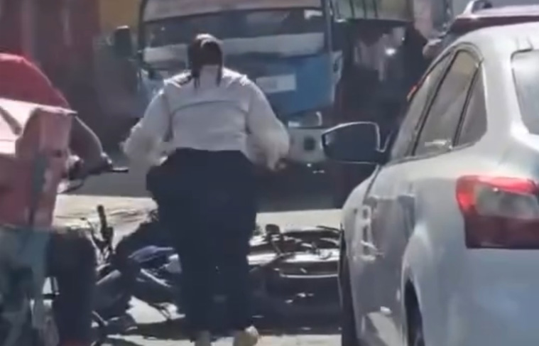 Motorista lanza piedra contra vehículo en SD
