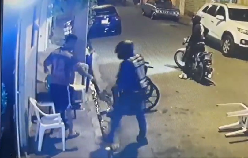 Intentan despojar de pertenencias a joven en Santiago