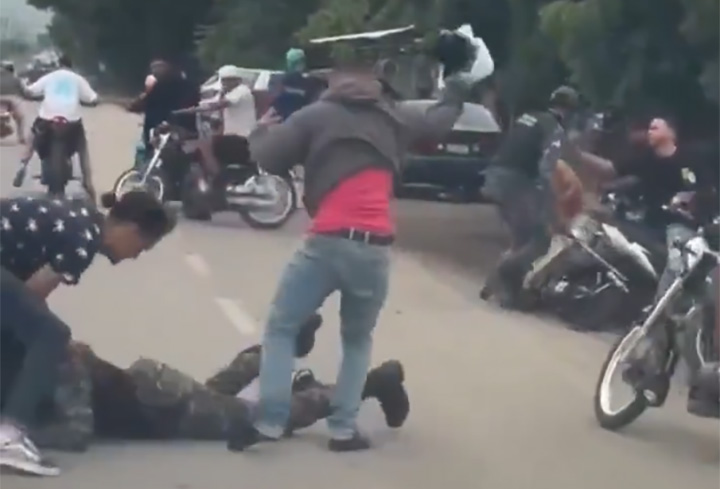 Policías son agredidos al intervenir carrera de motocicletas en Valverde
