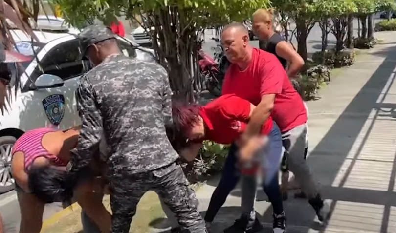 Dos mujeres se enfrentan frente al cuartel policial de SFM