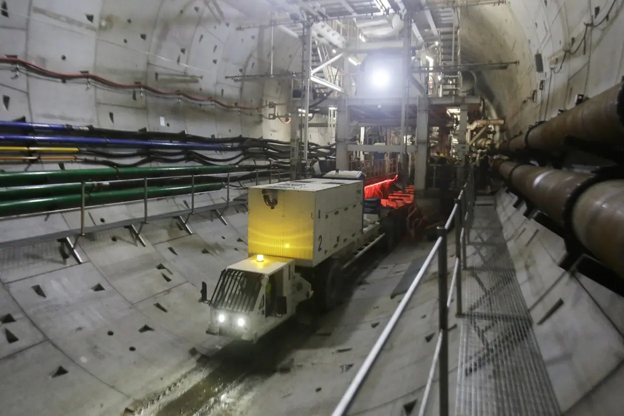El túnel del metro de Panamá atraviesa el Canal por primera vez