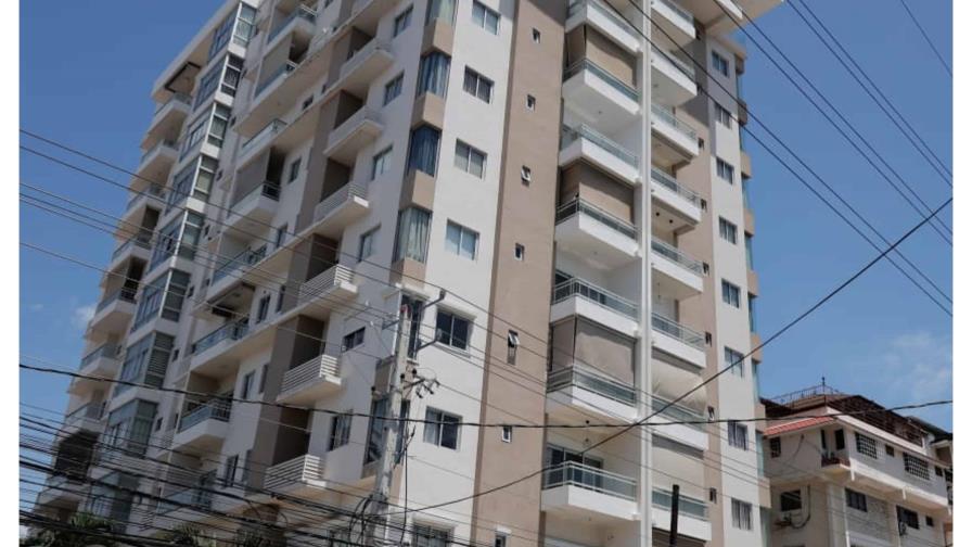 Mujer supuestamente cae desde tercer piso de torre en Piantini
