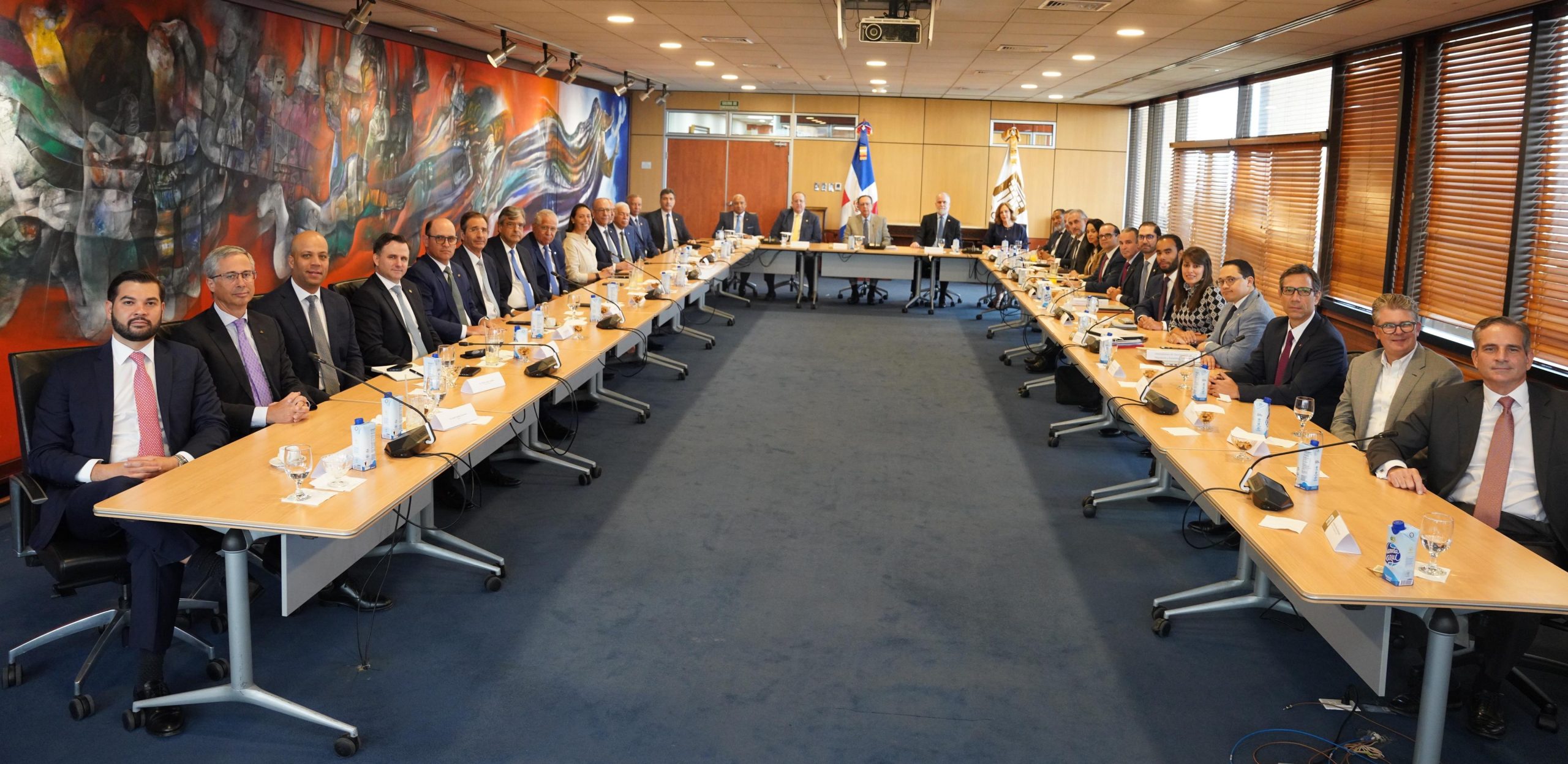 Valdez Albizu, Magín Díaz y Alejadro Fernández se reúnen con los presidentes del sector financiero