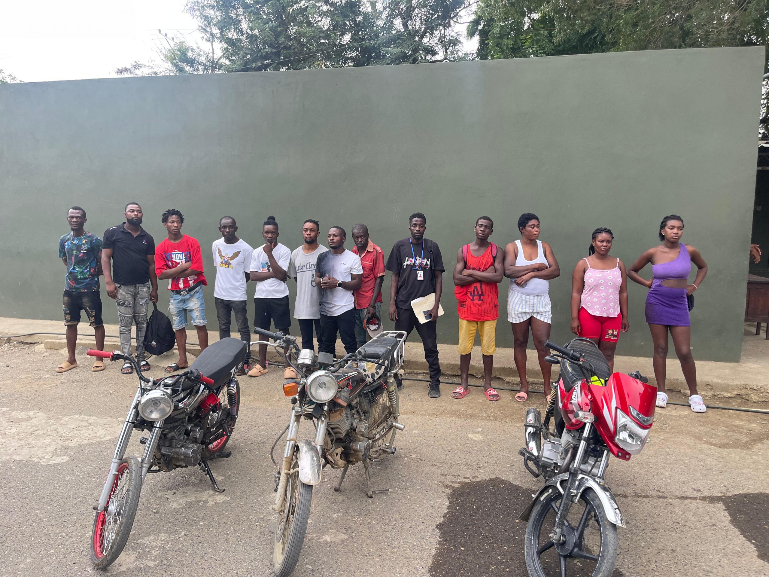 Ejército retiene motocicletas y detiene 13 extranjeros en situación irregular en Esperanza