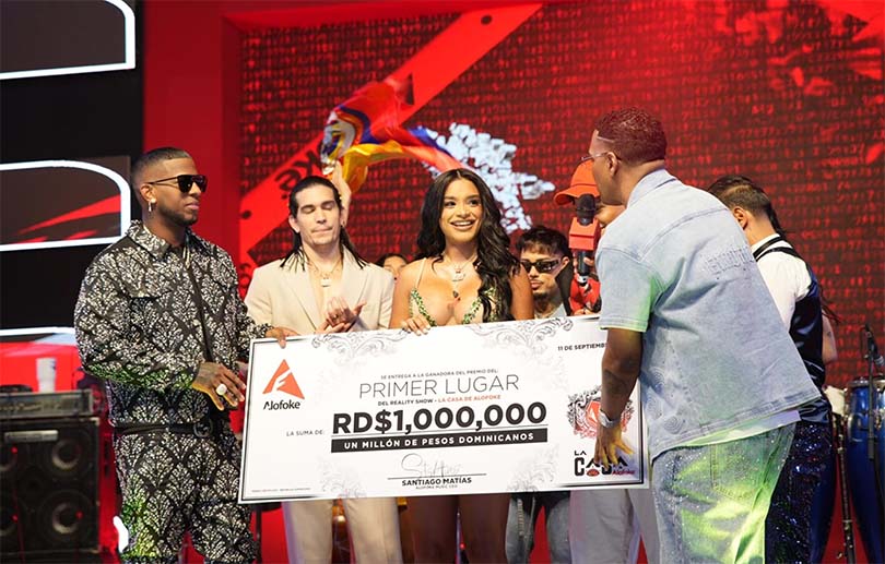 Entregan a Crucita un millón de pesos y Jeepeta Mercedes-Benz, ganadora de La Casa de Alofoke