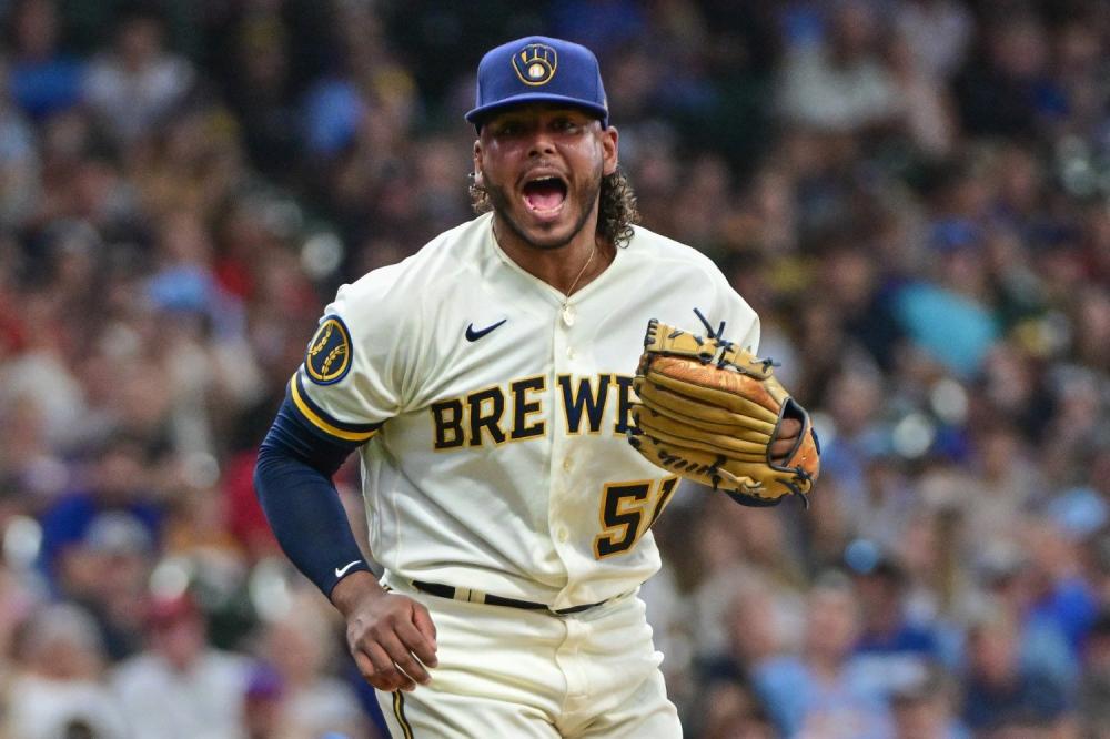 Freddy Peralta extiende a 29 entradas su racha sin permitir carreras, pese a derrota de Cerveceros ante Filis