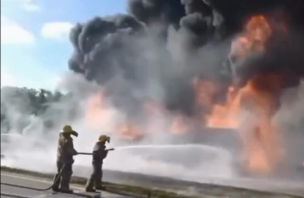 Incendio de tanquero genera cierre parcial en Circunvalación