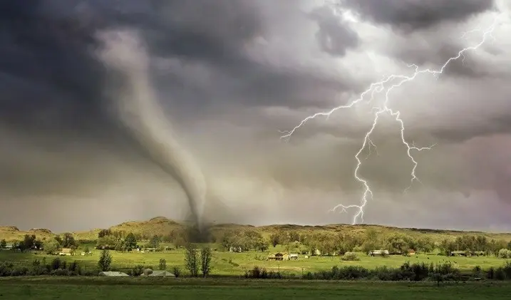 Un potente tornado sacudió localidades al norte de París