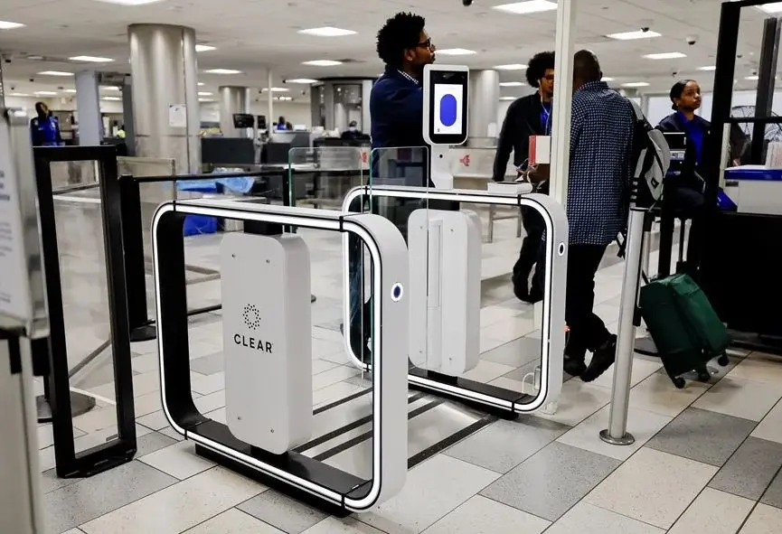 Las autoridades de EE.UU. implementarán recolección de datos biométricos para viajeros extranjeros