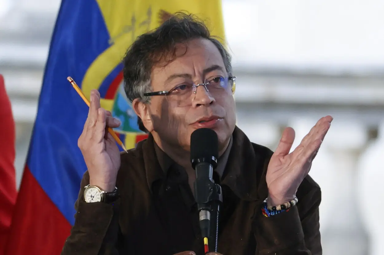 ¿Qué pasó con el avión de Gustavo Petro? La polémica por el combustible en Madrid.