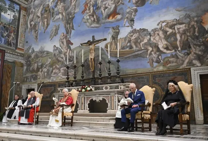 el papa y Carlos III rezan juntos en el Vaticano tras cinco siglos de separación religiosa