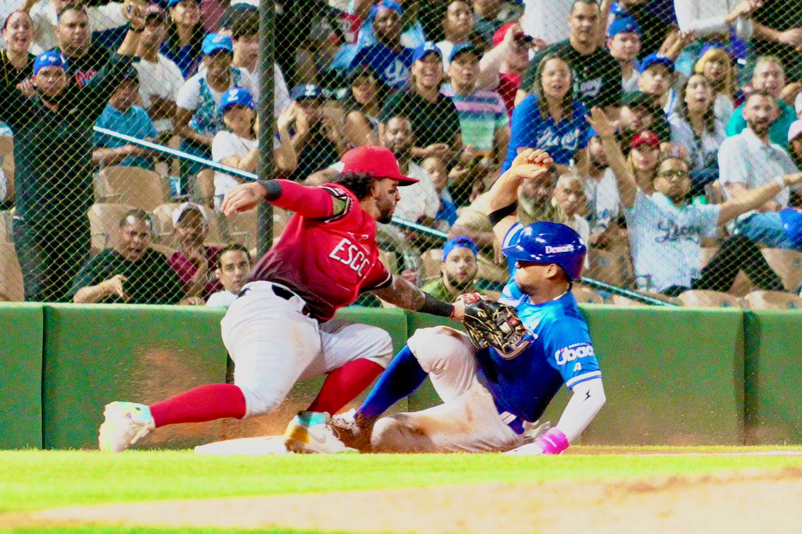 Un wild pitch en el décimo episodio le da al Licey la victoria inaugural ante el Escogido