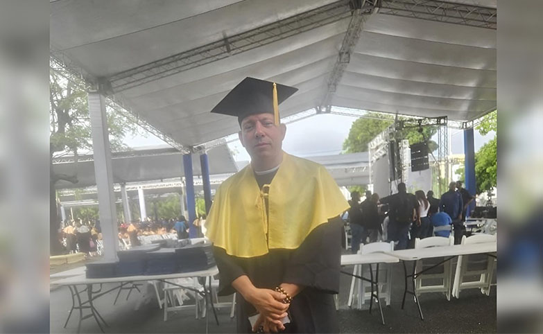 Dirigente estudiantil se graduado de medicina luego de tres décadas en la UASD