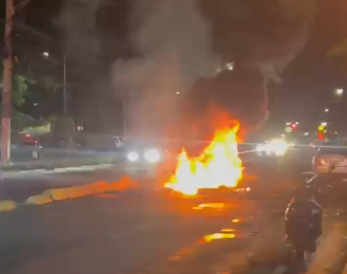 Moradores queman neumáticos en la Calle Proyecto
