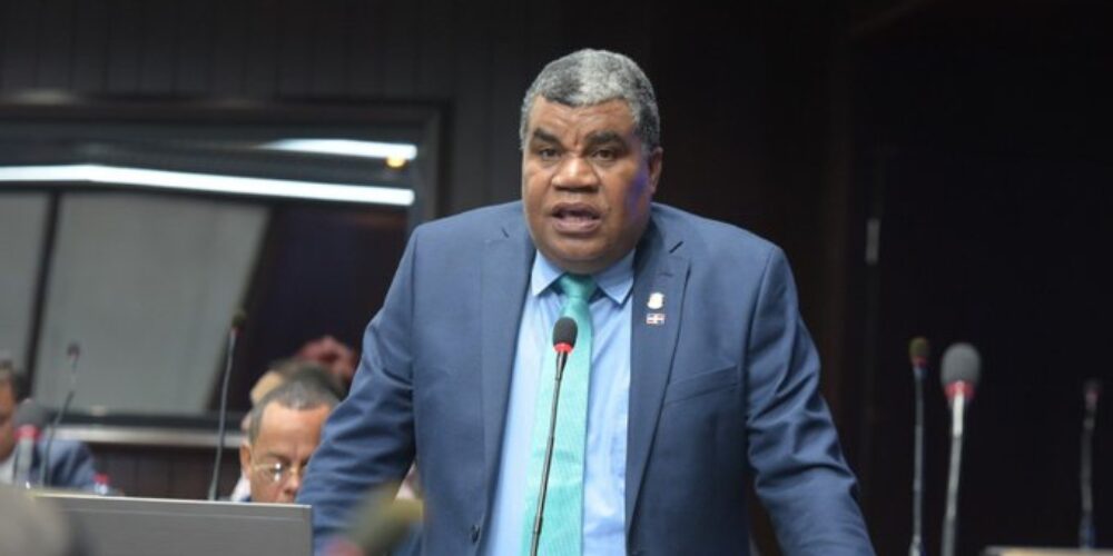 Johnny Medina propone instalar baños públicos en peajes