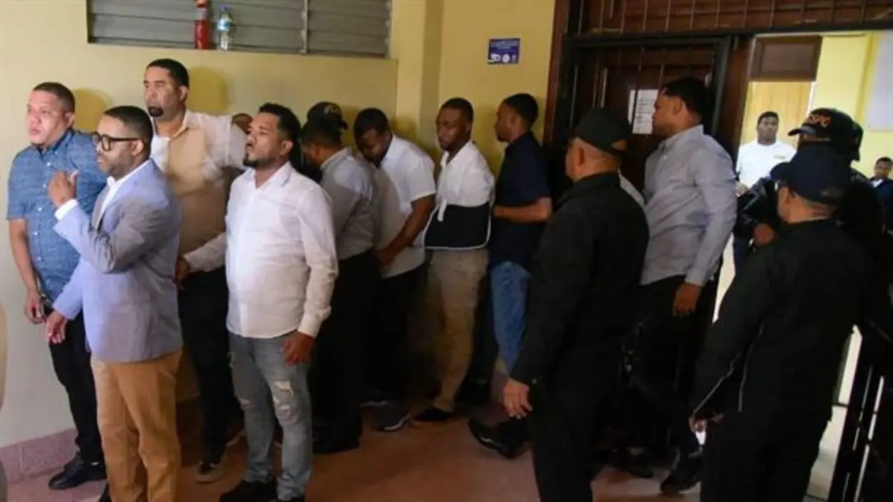 Dictan coerción contra 11 policías acusados de matar cinco hombres