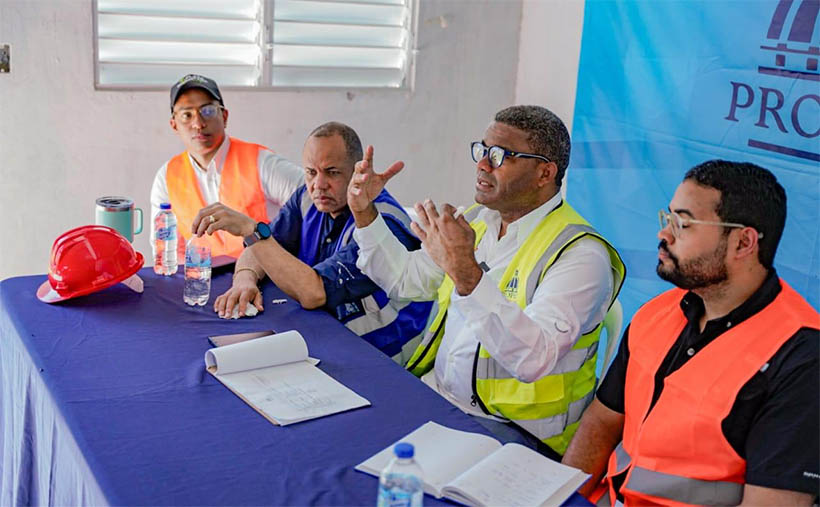 Robert Polanco entrega utilería deportiva y supervisa avance de Plaza Comunitaria en Bánica