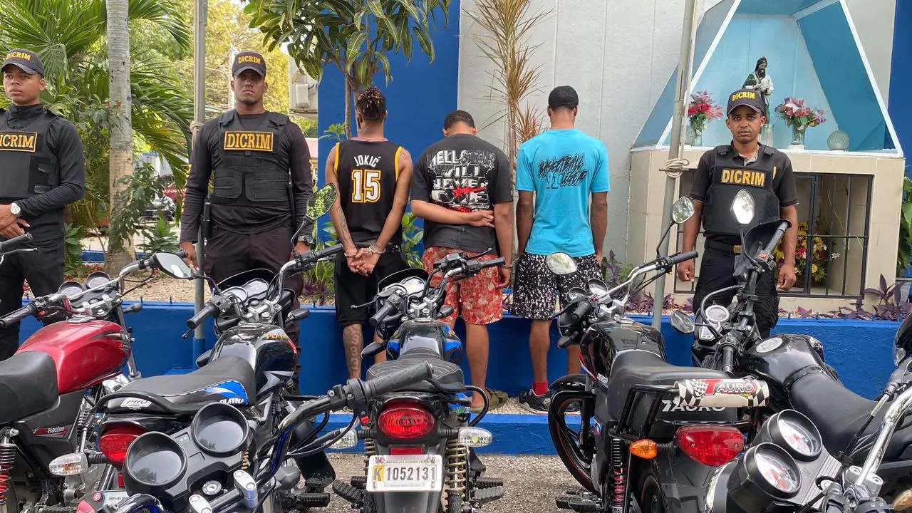 Desmantelan banda de robos de motocicletas en San Juan y detienen a varios implicados
