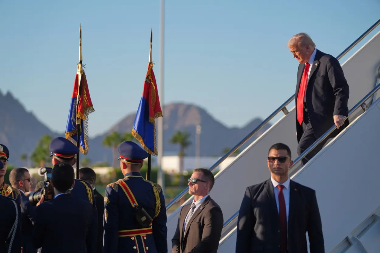 Trump llega a Egipto para firmar acuerdo de paz en la Franja de Gaza