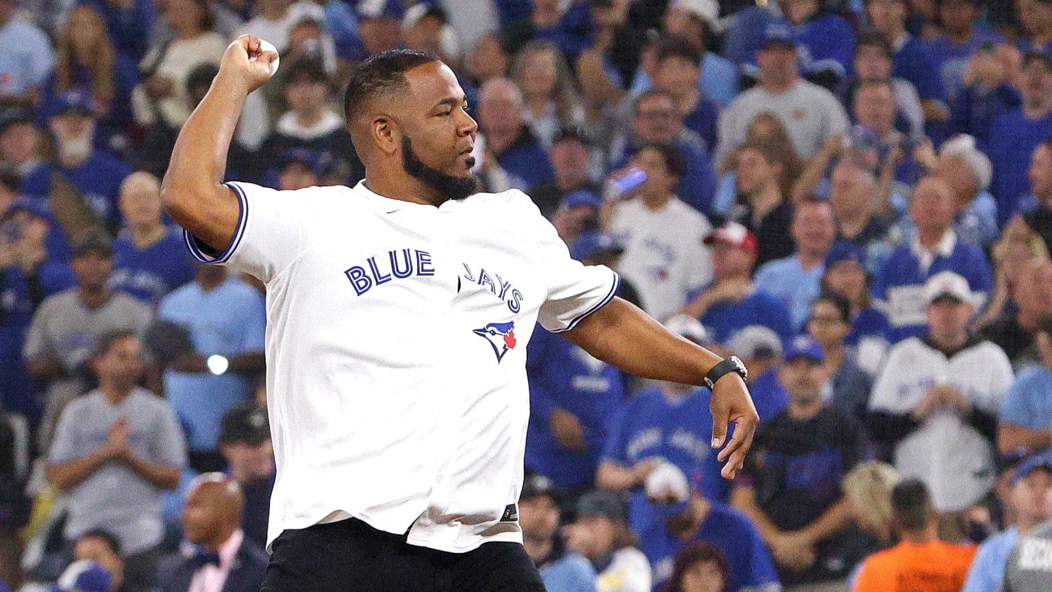 Edwin Encarnación lanza la primera bola en el Juego 1 de la Serie de Campeonato de la Liga Americana