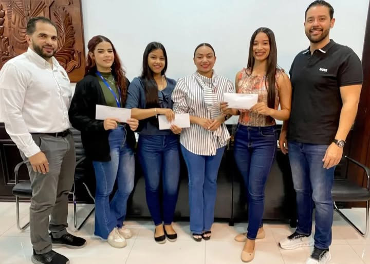 Entregan premios a jóvenes que ganaron certamen de las Fiestas Patronales del Rosario 2025