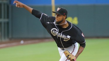 Gigantes adquieren al lanzador Bryan Rodríguez en cambio con las Águilas