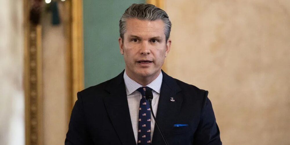 Acusan a Pete Hegseth de «crimen de guerra» en el Caribe