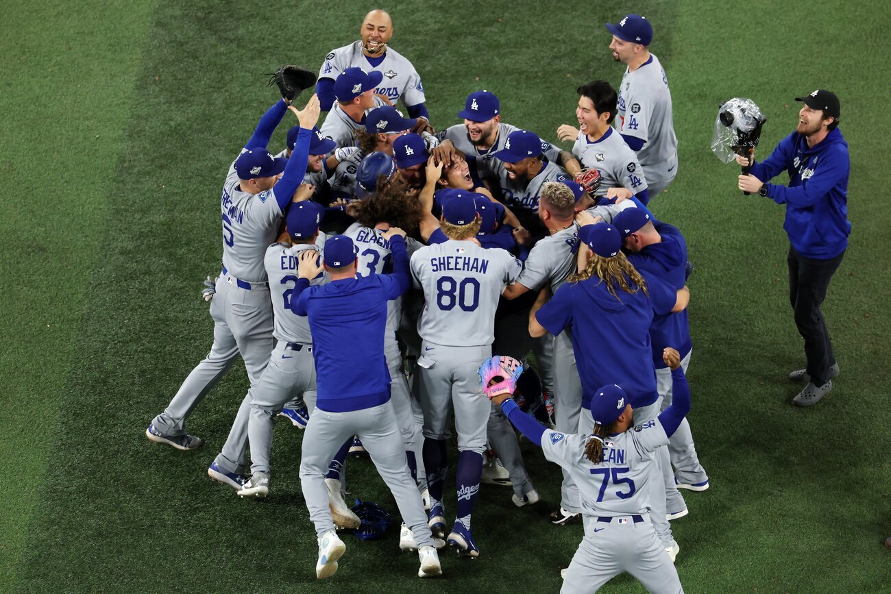 Dodgers ganan la Serie Mundial al vencer a Toronto 5-4 y amplían su legado