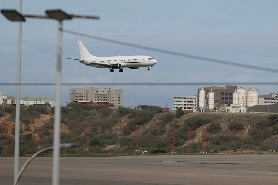 Llega a Venezuela un segundo avión de EE.UU. con migrantes en medio de la crisis de vuelos