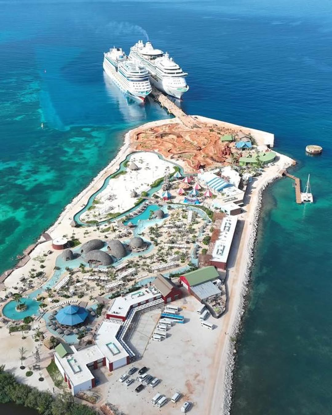 Dos cruceros llegan simultáneamente al Puerto de Cabo Rojo