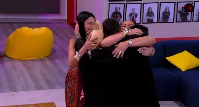 Familia de Jlexis sorprende con emotiva visita