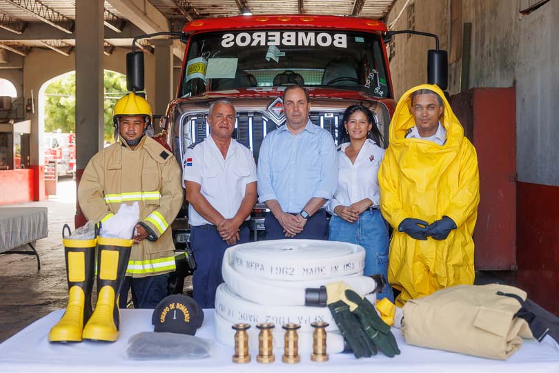Casa Brugal dona equipos de protección al Cuerpo de Bomberos de Puerto Plata
