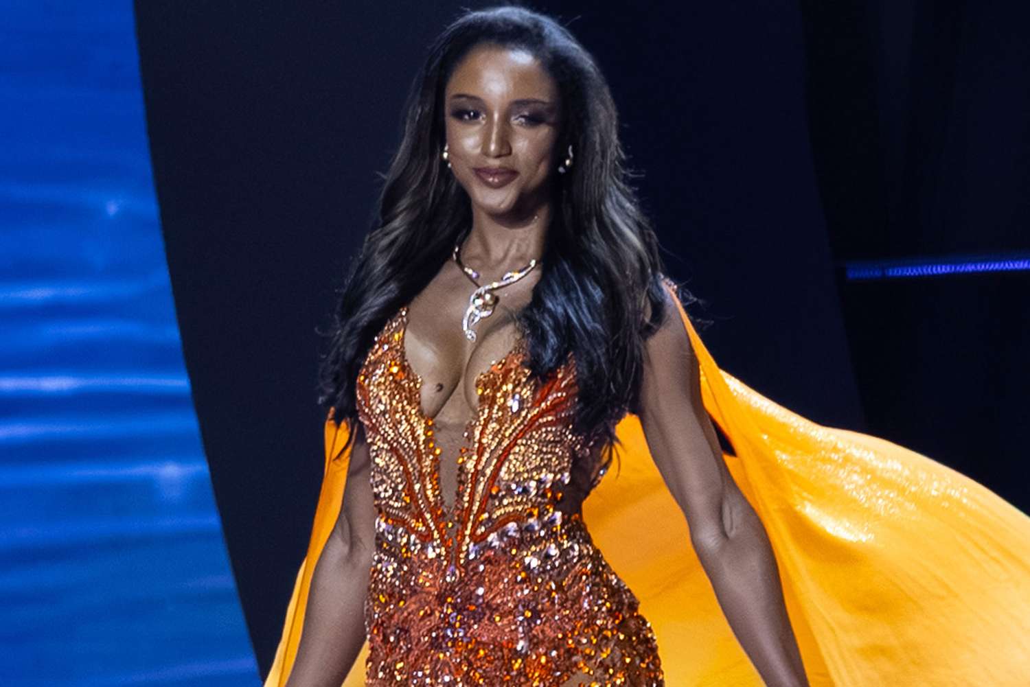 Miss Jamaica, en cuidados intensivos tras caída en la preliminar de Miss Universo 2025