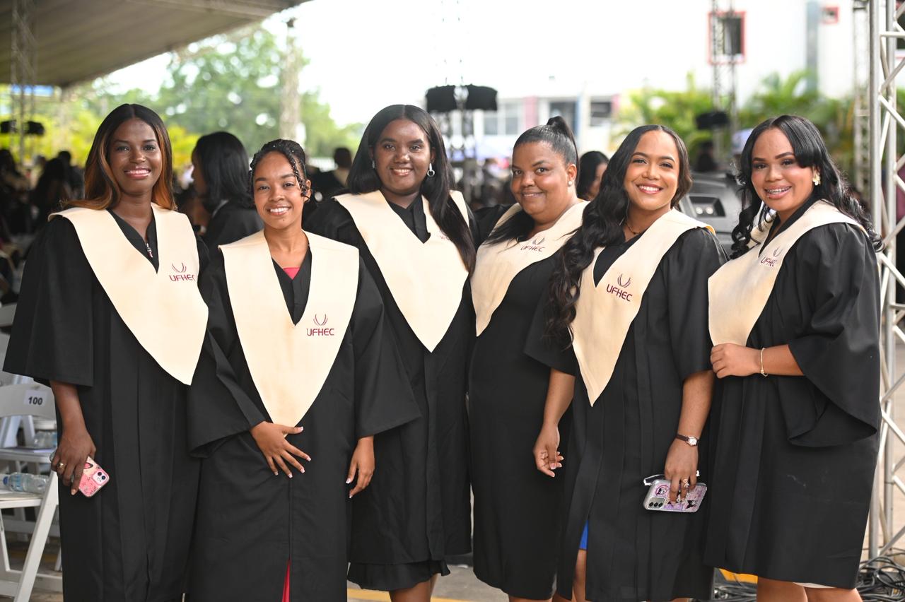 UFHEC gradúa 826 profesionales; 62% fueron mujeres