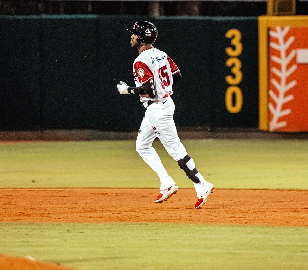 Gigantes desatan ofensiva imparable y apabullan 12-3 a los Toros