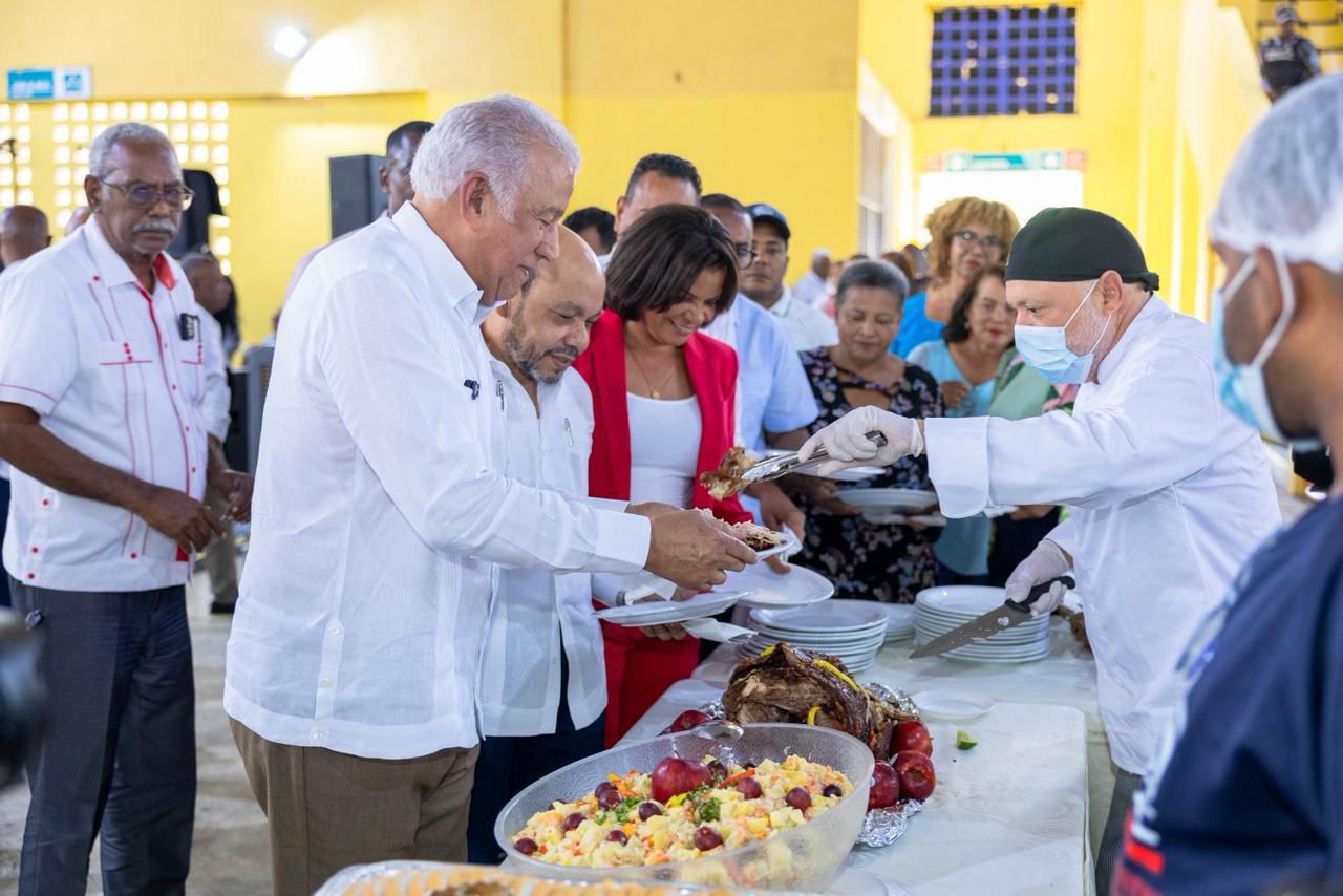 Ministro Bautista encabeza almuerzo navideño en Monte Plata