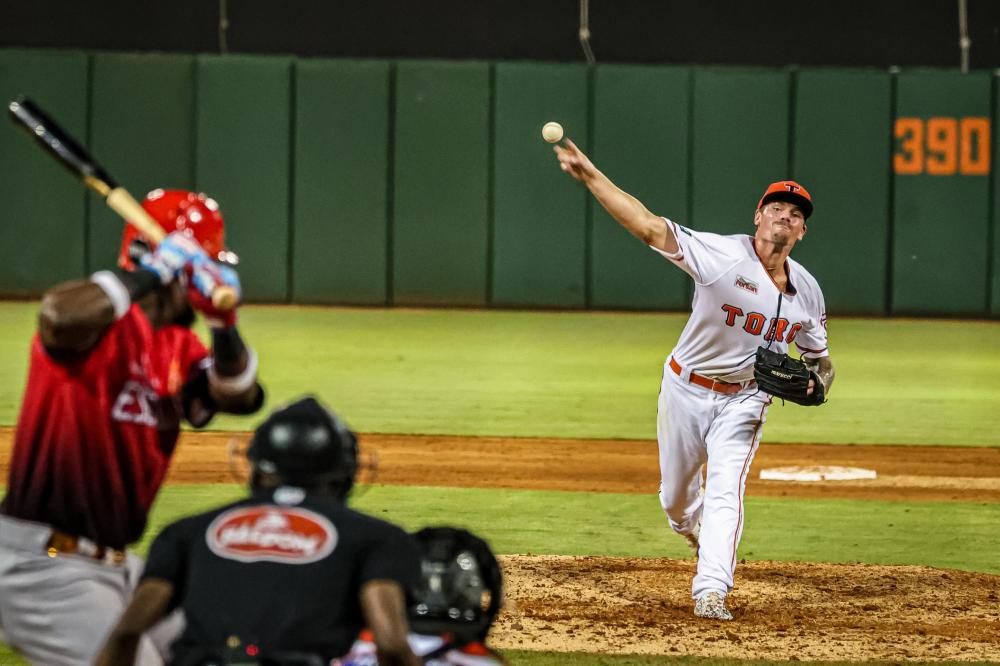 Brooks y Gasper guían triunfo taurino sobre los Leones del Escogido