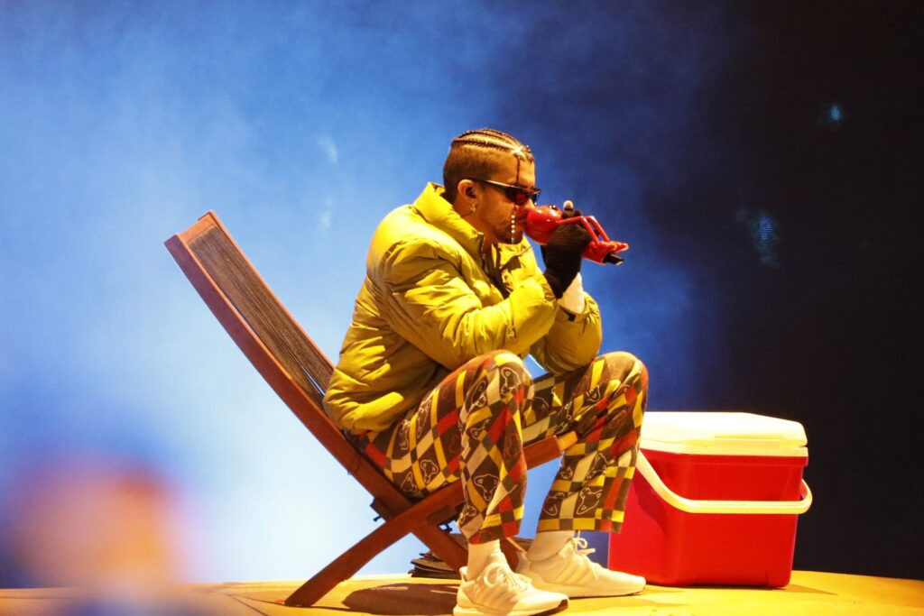 Bad Bunny inicia su gira "DTMF" en SD; productores anuncian concierto iniciará a las 9pm.